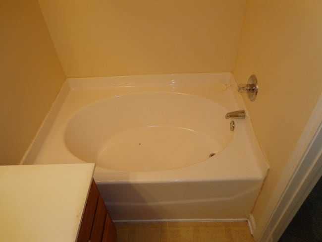 master bath garden tub by <realtygurusatl.com - 2555 Flat Shoals Rd