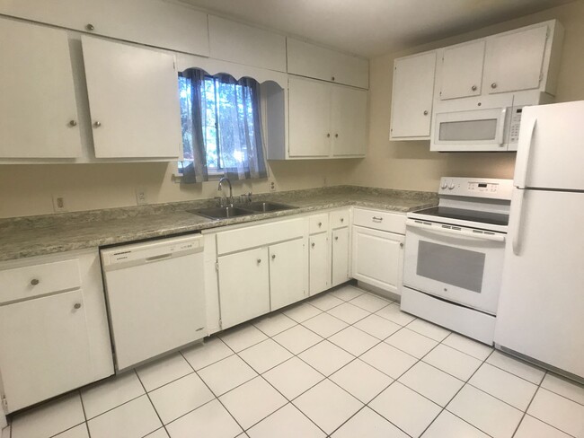 Building Photo - Three Bedroom Ranch off White Bluff