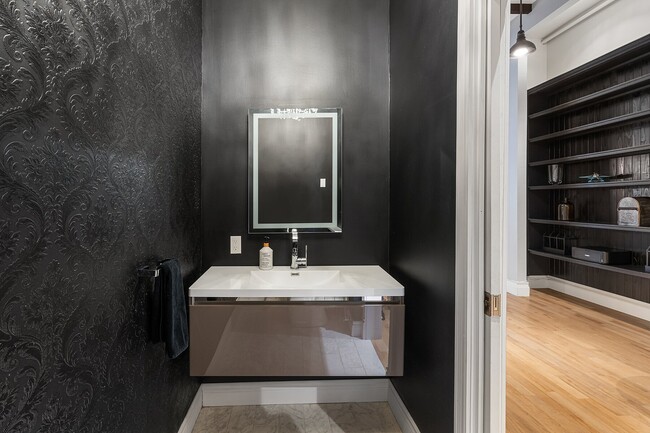 Building Photo - 370 Rue le Moyne