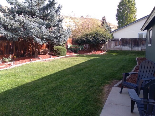 Building Photo - Beautiful 3bd/2bth -3 car garage off of Lo...