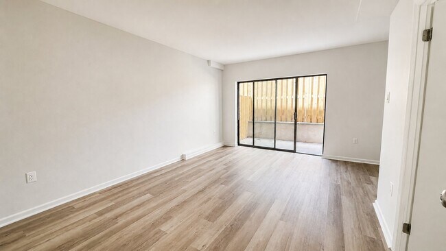 Foto del edificio - 4465 MacArthur Blvd NW