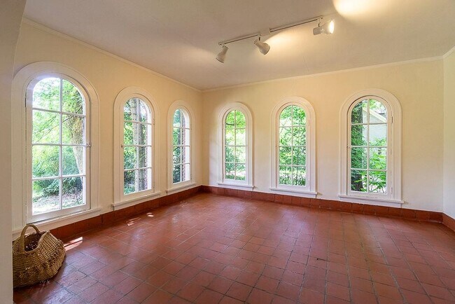 Foto del edificio - 343 N McLean Blvd