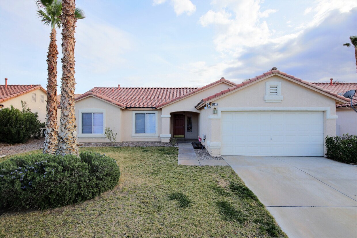 Foto principal - Gorgeous 3Bed/2Bath, 1-Story Home w/ Priva...