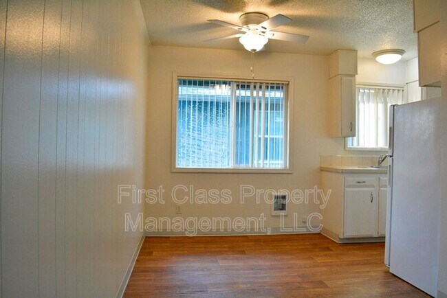 Building Photo - 3855 Lake Grove Ave