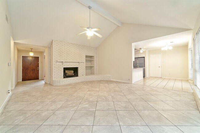 Foto del edificio - 5822 W Bellfort Ave