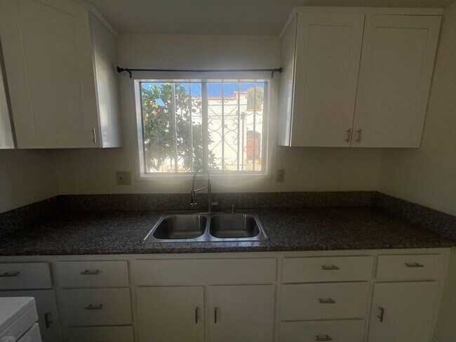 Foto del edificio - 8020 Bright Ave