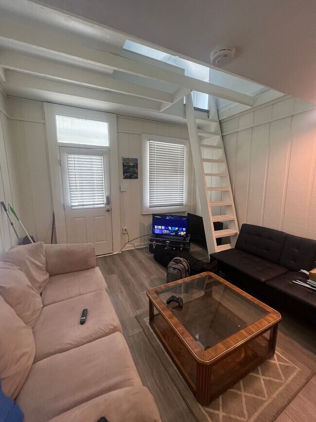 Building Photo - 2bd/1ba with New Appliances Near Campus Text 510-631-1171