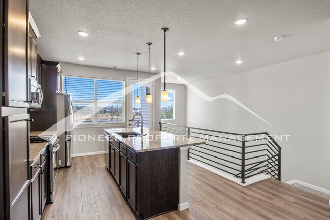 Foto del edificio - Contemporary Townhome in the Vibrant Interquest Low Maintenance Community with 2 car garage, Wash...
