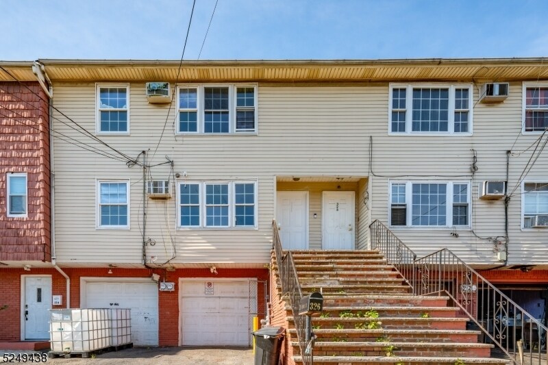 Primary Photo - 326 Bond St