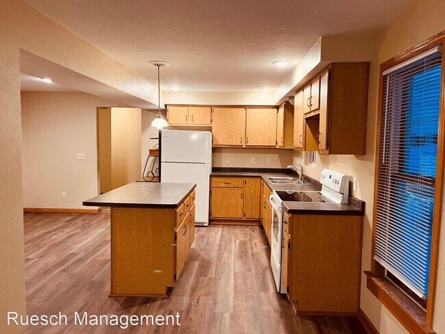 Building Photo - 3 br, 1 bath House - 905 S. Evergreen St