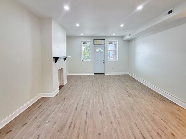 Building Photo - Renovated 2-Bedroom Apartment in Vibrant U...