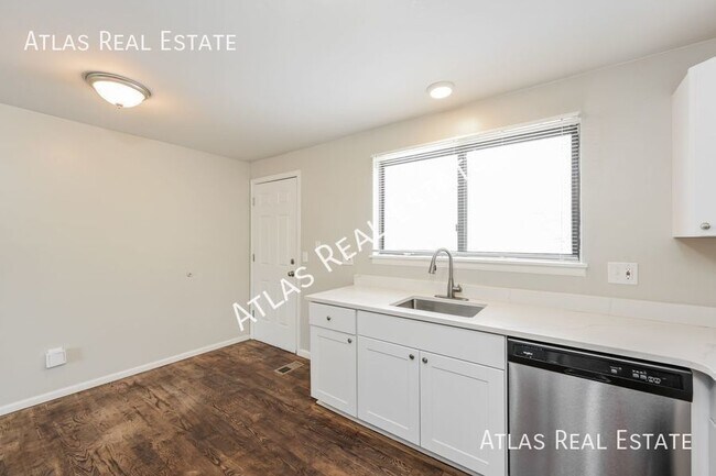 Building Photo - 2 WEEKS FREE RENT IF MOVED IN BY 8/31!  Br...