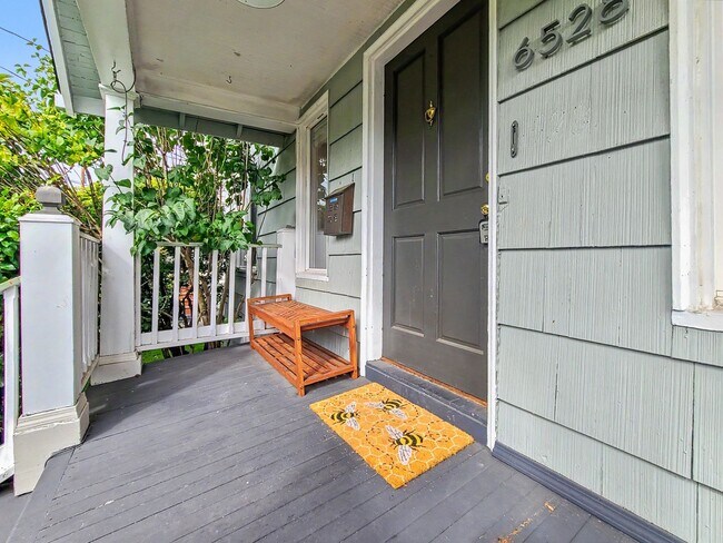 Foto del edificio - AVAILABLE NOW! Crown Hill Gem with 3 bedrooms, Private Balcony, Deck & EV Charging