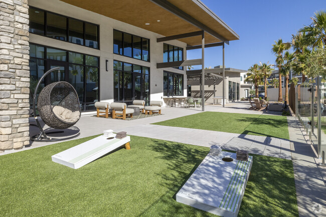 Outdoor Entertainment Lawn - Livano Avondale