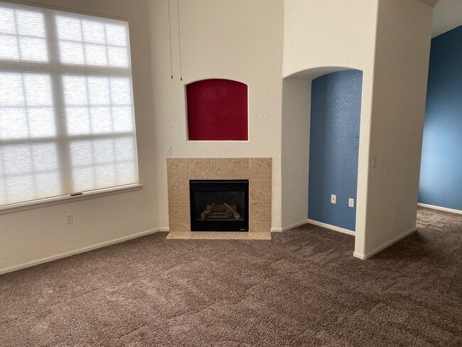 Building Photo - Terrific top floor condo in the lovely Cre...