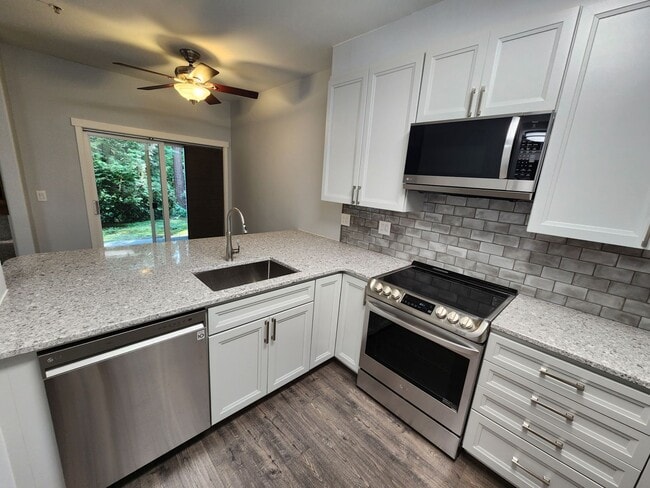 Building Photo - REMODELED Ground Floor Condo - Close to Wo...