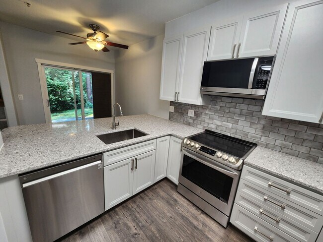 Foto del edificio - REMODELED Ground Floor Condo - Close to Wo...