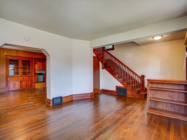 Building Photo - 302 S Shuman St