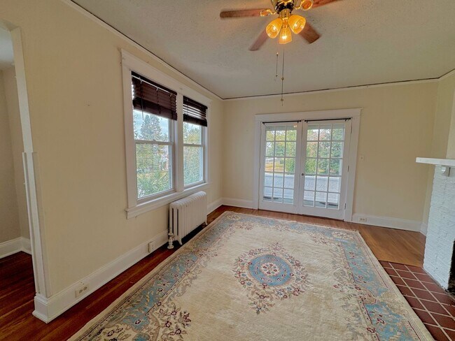 Building Photo - Charming Upstairs Apartment