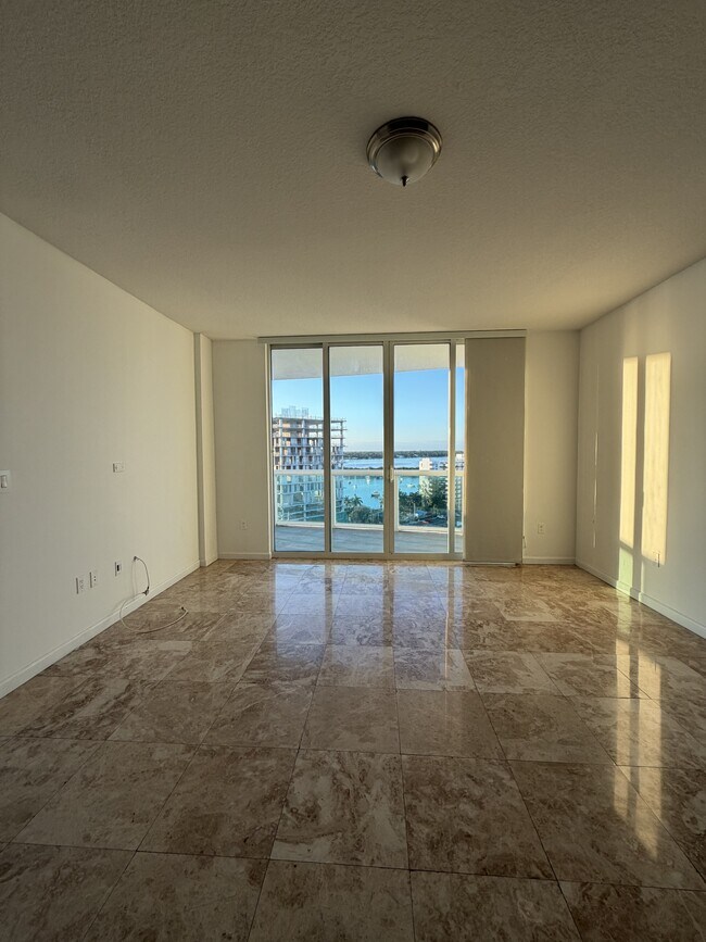 Foto del edificio - 7900 Harbor Island Dr