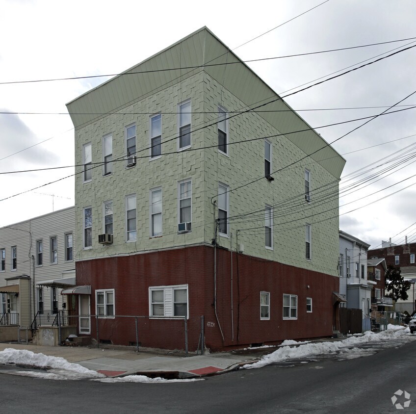 Primary Photo - 15 Pierce Ave