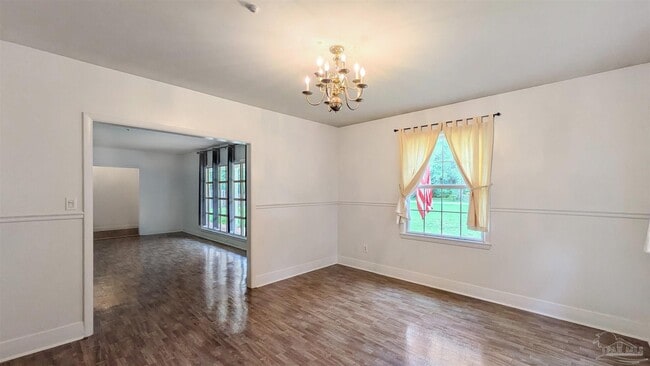 Building Photo - 2 Manor Dr