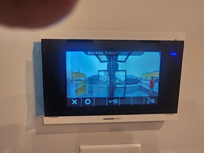 Foto del edificio - 2 BLOCKS FROM BEACHMONT TRAIN STATION CALL FOR COST DETAILS