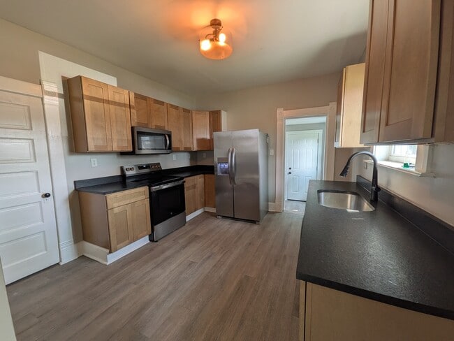 Building Photo - 473 E Markison Ave
