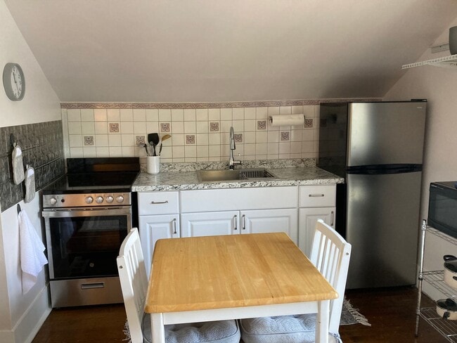 Building Photo - Fully Furnished 1 Bedroom/ 1 Bath near Dow...