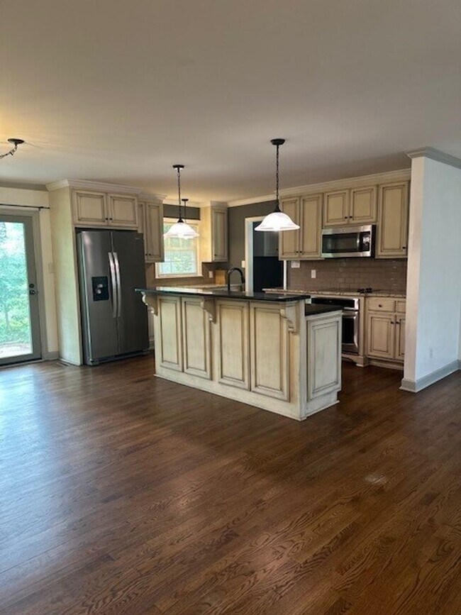 Foto del edificio - 3 Bed/2 Bath Home - Minutes from SJAFB, Sh...