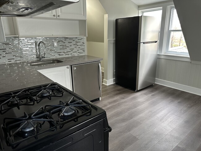Building Photo - Cool One-Bedroom On Victoria For Rent!