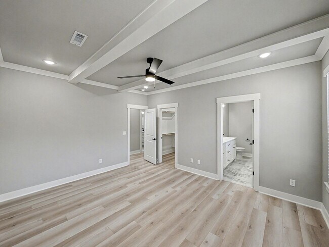 Foto del edificio - Tucked Into A Prime Spot In Bella Vista Wi...