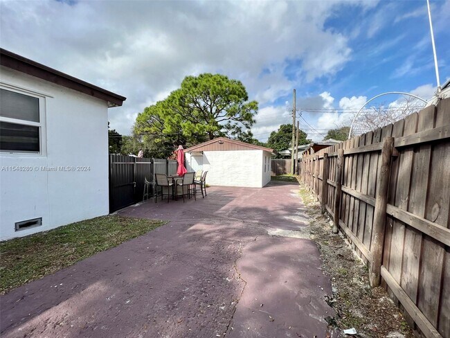 Foto del edificio - 1715 NW 180th Terrace