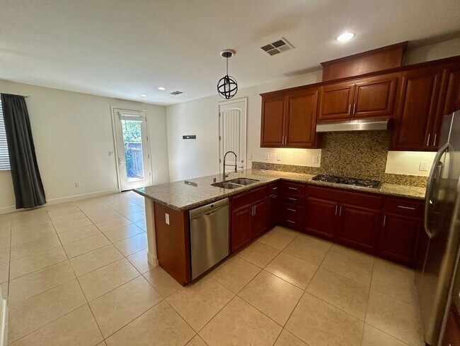 Foto del edificio - Ideal 4 bedroom home, walking distance to ...