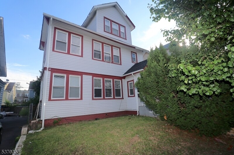 Primary Photo - 176 Shephard Ave