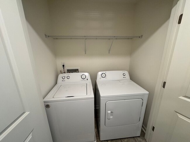Building Photo - Three bedroom 2.5 bath townhome