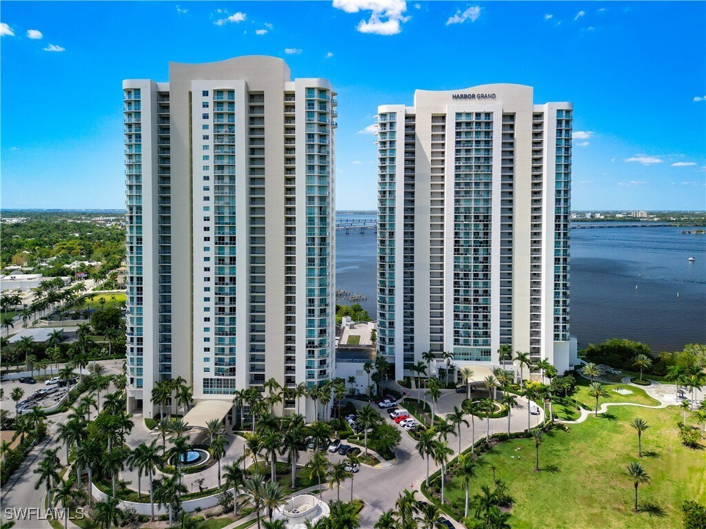 Foto principal - 3000 Oasis Grand Blvd