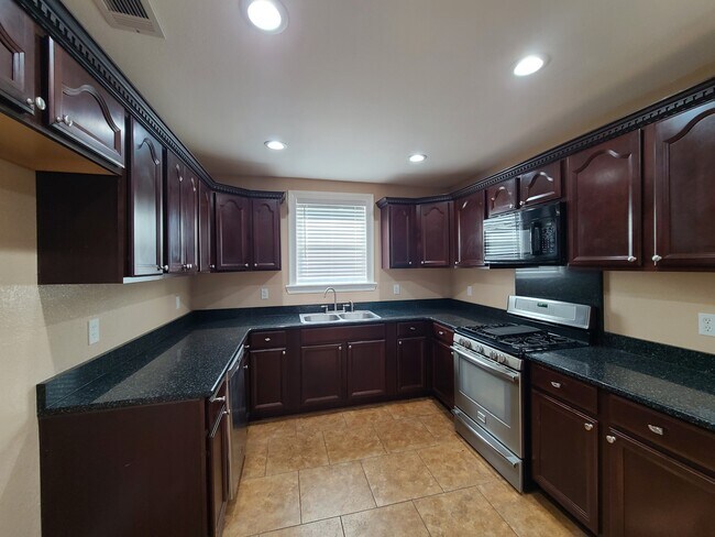 Building Photo - 3100 Ivy Pl