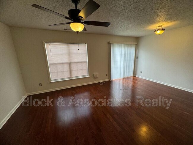 Foto del edificio - 4804 Tanglewood Oaks St