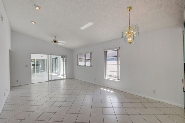 Foto del edificio - 8693 Flamingo Dr