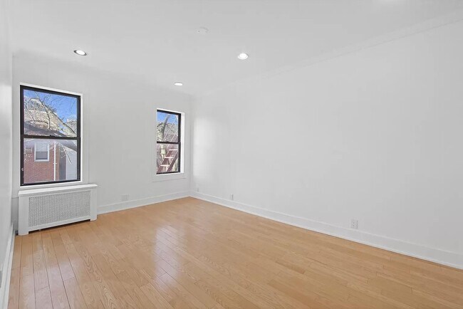 Foto del edificio - 44-14 Newtown Rd