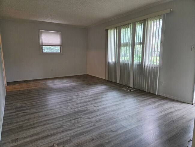 Building Photo - 3 Bedroom Ranch in Eastmoor