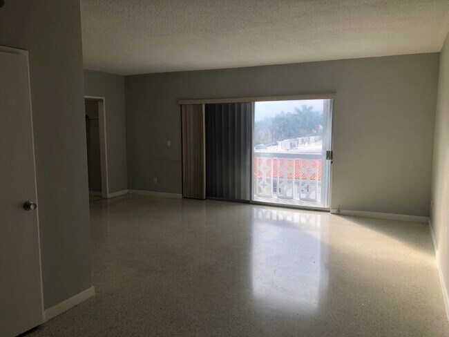 Large living space with balcony access - 9700 E Bay Harbor Dr