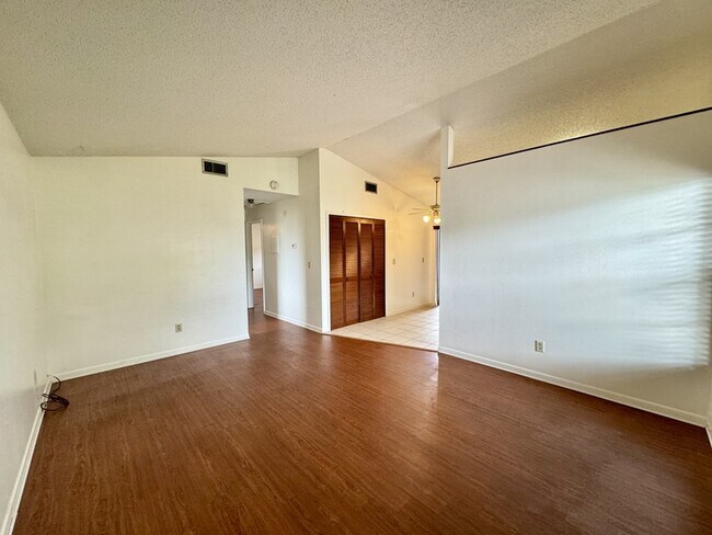 Building Photo - 2460 E Illiana St