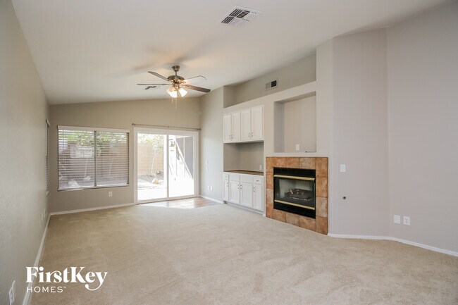 Foto del edificio - 701 E Cantebria Dr