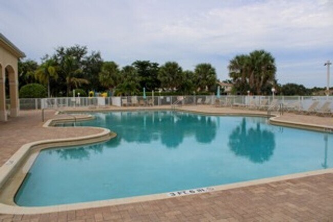 Foto del edificio - Spacious 4-Bedroom Home in Lehigh Acres' S...