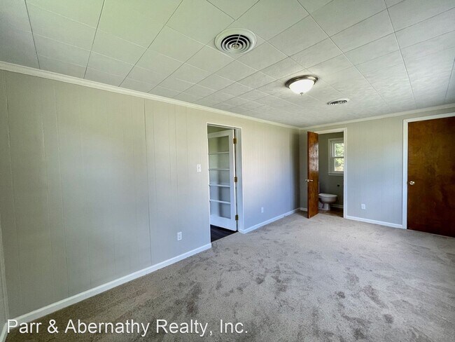 Foto del edificio - 3 br, 1.5 bath House - 21612 Magnolia Avenue
