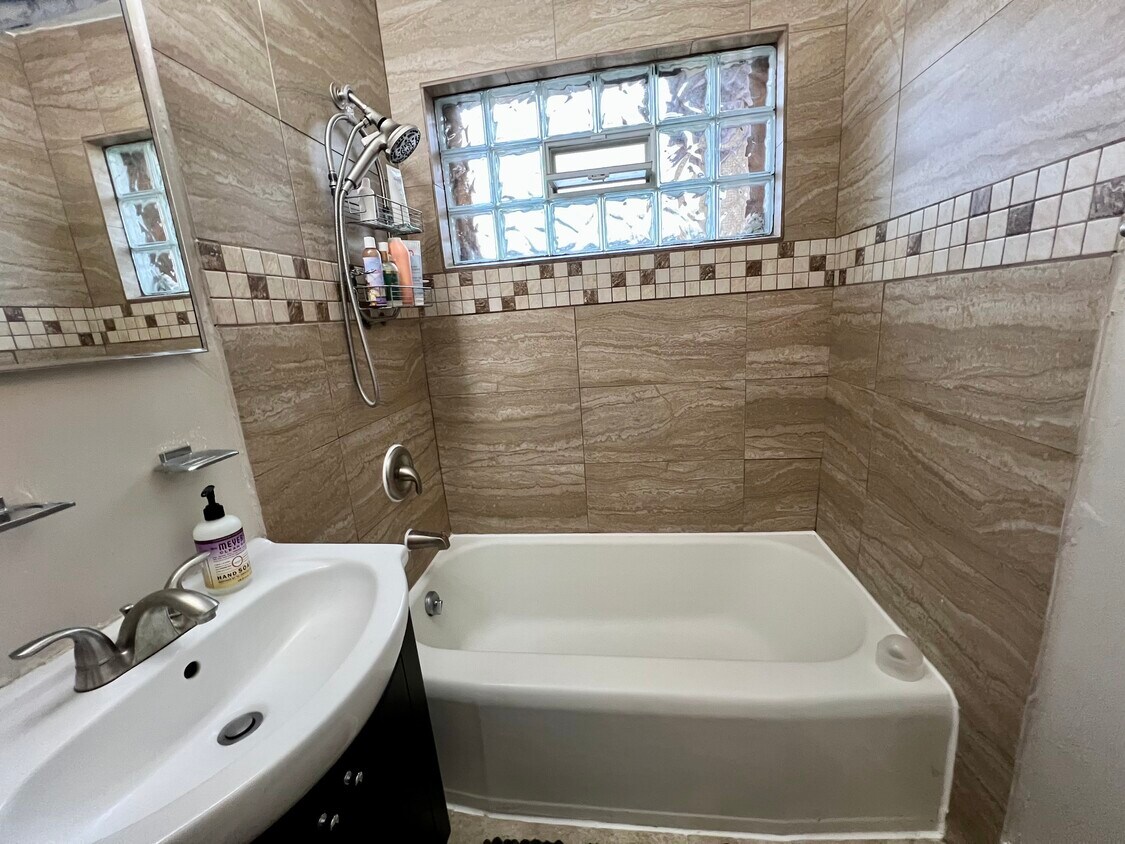 Foto principal - 1042 N 68th St