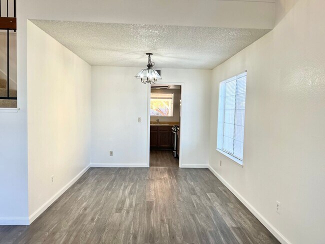 Building Photo - NW 3 bedroom with loft!