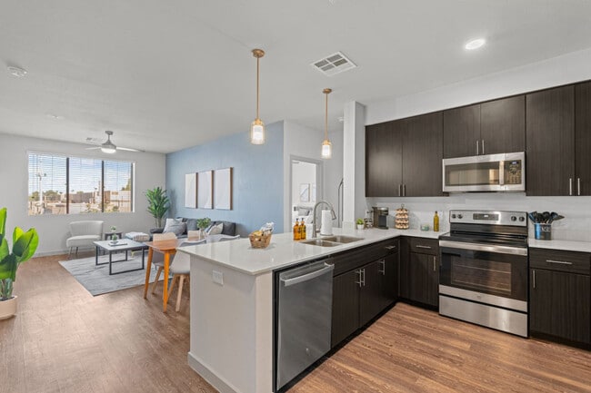 Building Photo - 711 W Broadway Rd